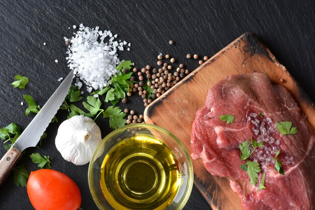 Piatto con carne cruda con sale, olio e prezzemolo