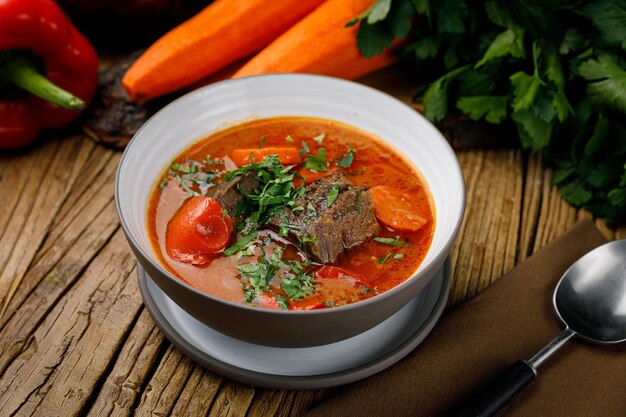 piatto con carne su un tavolo di legno