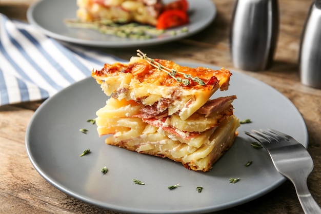 Piatto con casseruola di patate sul tavolo