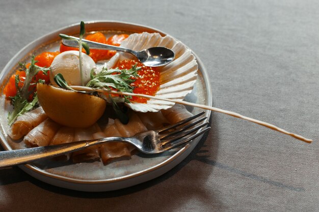 Piatto con caviale, pesce rosso e burro.