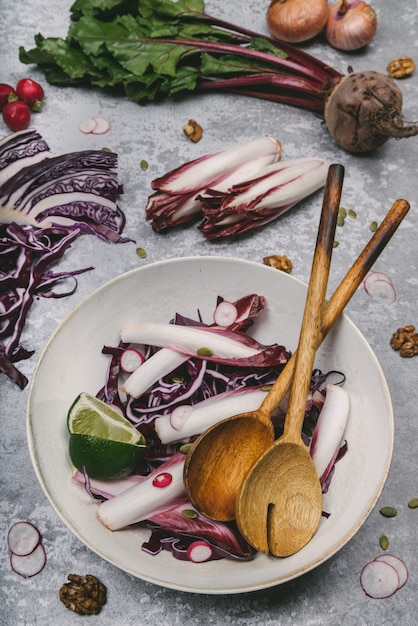 Piatto con cavolo rosso tagliato con cucchiai di legno