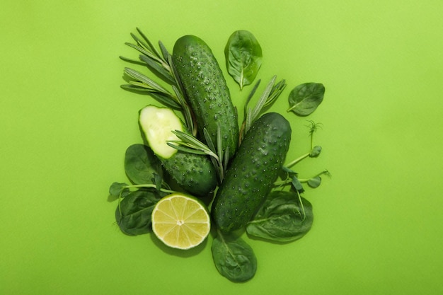 Piatto con cibo verde su sfondo verde