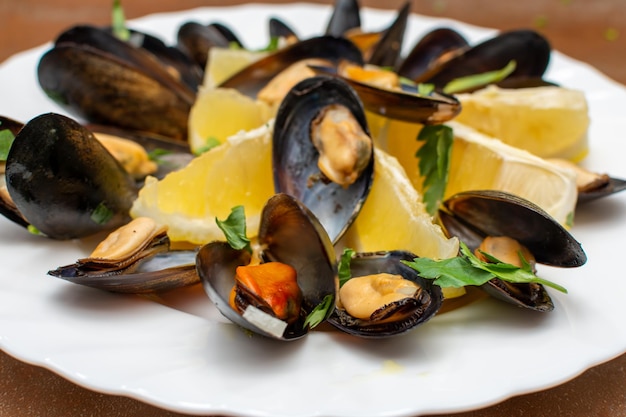 Piatto con cozze aperte limone ed erbe aromatiche