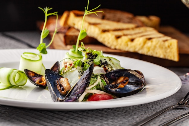 Piatto con cozze e verdure