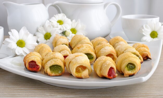 Piatto con croissant fatti in casa ripieni di gelatina colorata