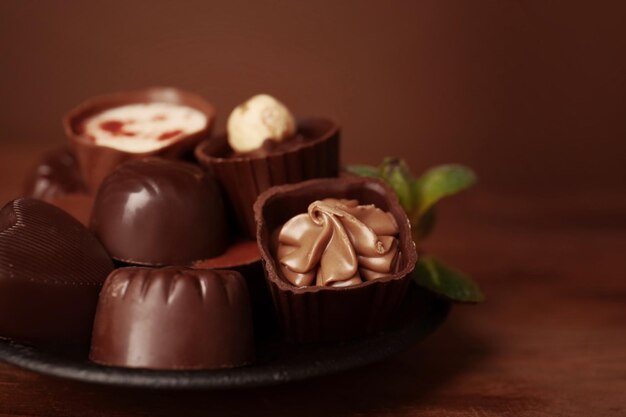 Piatto con deliziose caramelle al cioccolato primo piano