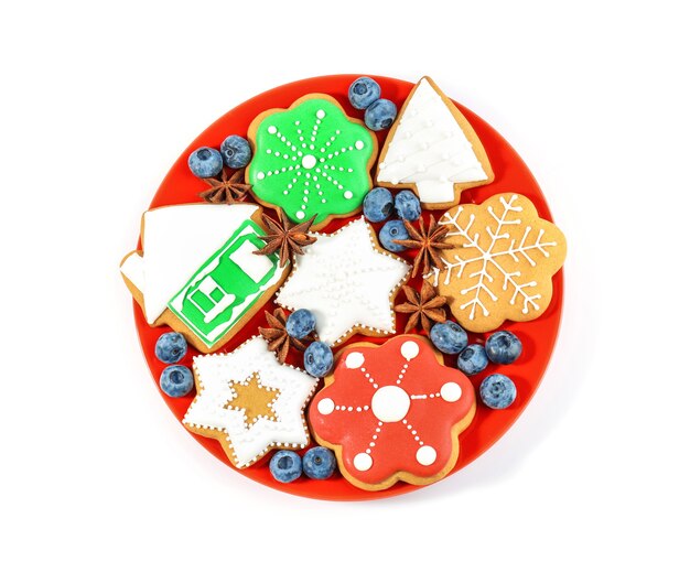 Piatto con deliziosi biscotti di Natale su sfondo bianco