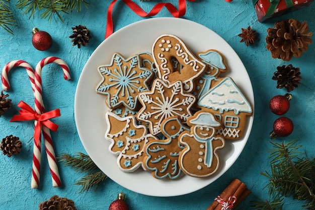 Piatto con deliziosi biscotti di Natale