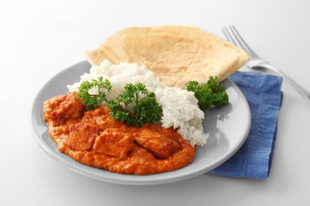 Piatto con delizioso Murgh Makhani su sfondo bianco