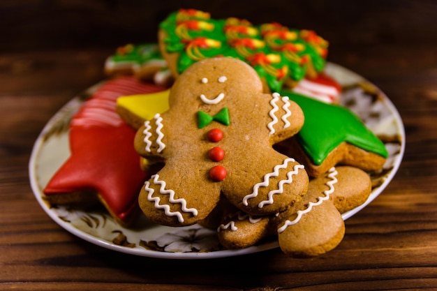 Piatto con diversi biscotti di panpepato di Natale su tavola in legno rustico