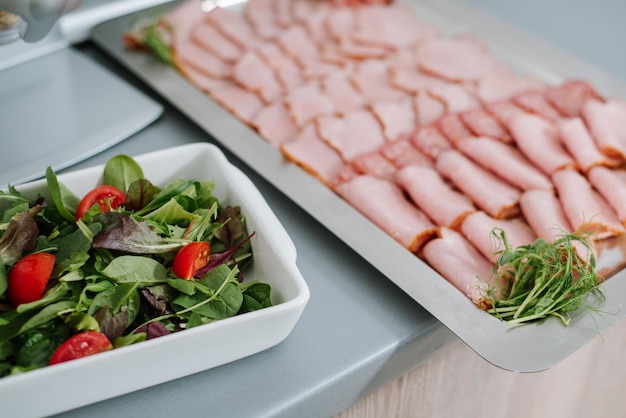 Piatto con fette di ronzio sul tavolo del buffet