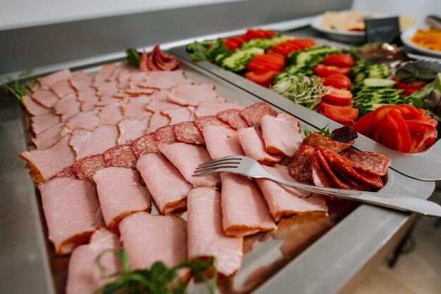 Piatto con fette di ronzio sul tavolo del buffet