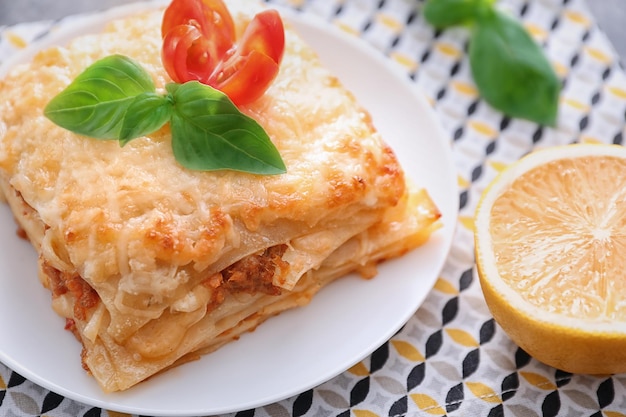 Piatto con gustose lasagne sul tavolo da vicino