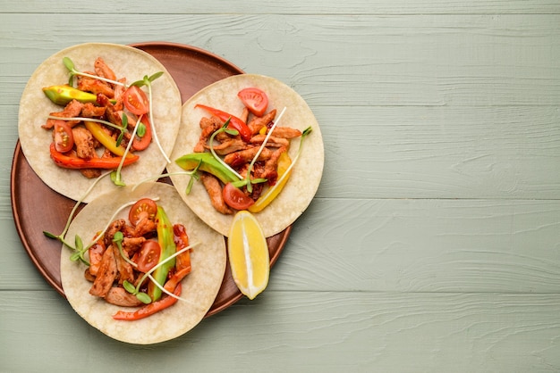 Piatto con gustosi tacos freschi sul colore