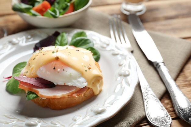 Piatto con gustoso uovo alla Benedict in tavola