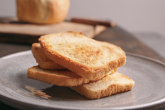 Piatto con il primo piano saporito del pane tostato