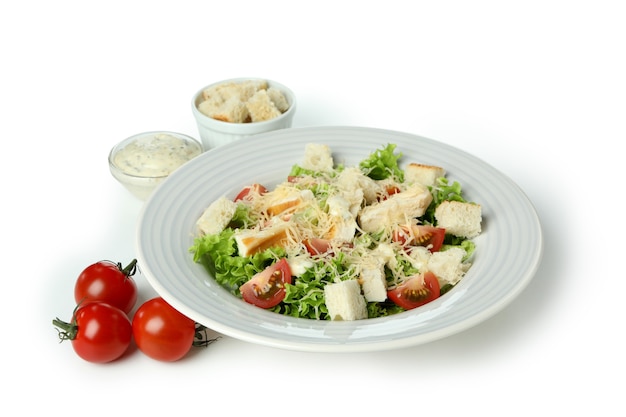 Piatto con insalata Caesar isolato su sfondo bianco