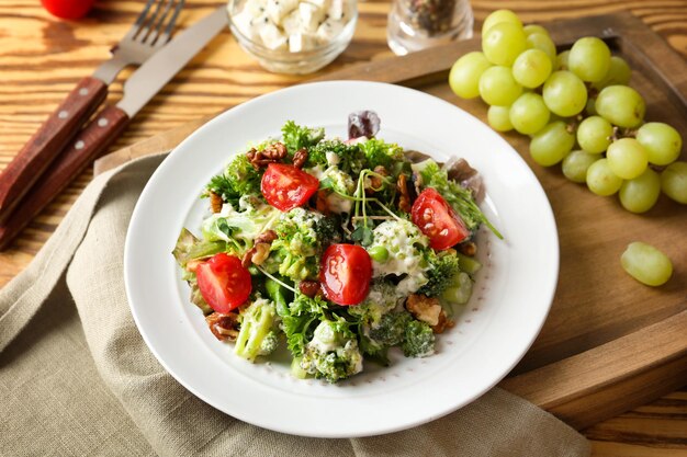 Piatto con insalata di broccoli in tavola