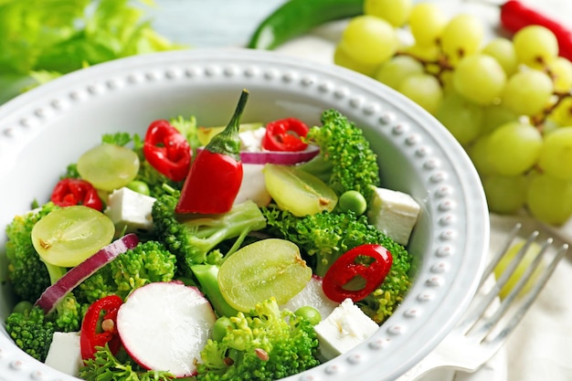 Piatto con insalata di broccoli sul primo piano della tavola