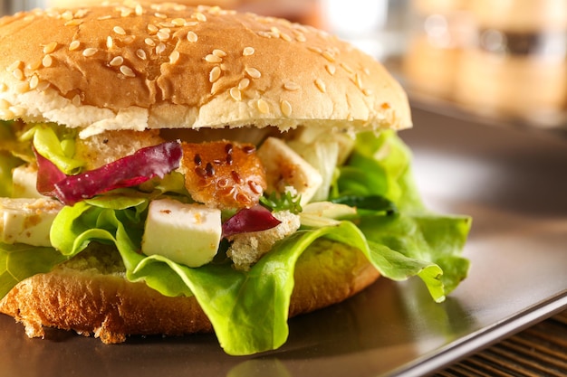 Piatto con insalata di pollo in primo piano del panino dell'hamburger