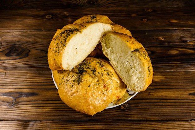 Piatto con la ciabatta italiana del panino sulla tavola di legno rustica. Vista dall'alto