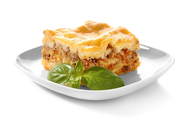 Piatto con lasagne preparate su fondo bianco