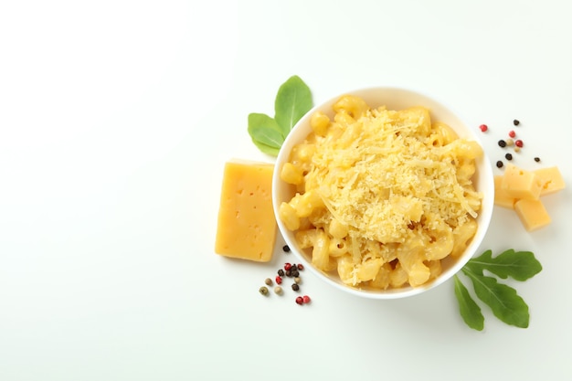 Piatto con maccheroni e formaggio su fondo bianco