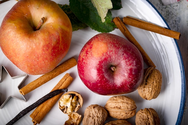 Piatto con mele e noci