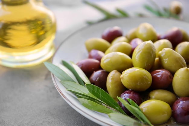 Piatto con olive in scatola sul tavolo da vicino