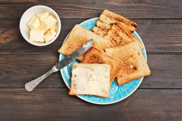 Piatto con pane tostato sulla tavola