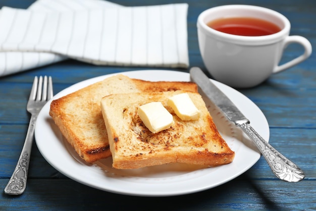 Piatto con pane tostato sulla tavola
