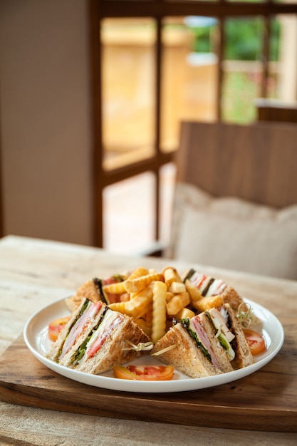 piatto con panini e patatine fritte