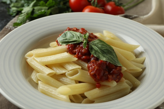 Piatto con pasta al pomodoro