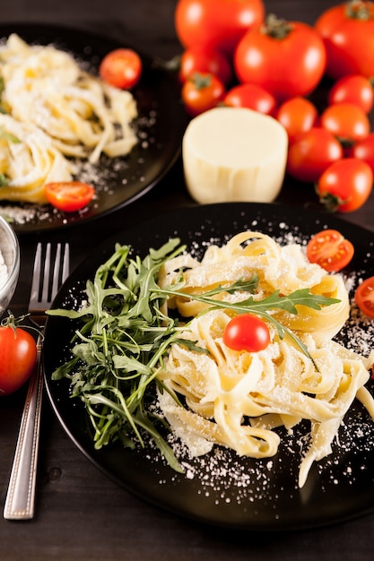 Piatto con pasta italiana sana e deliziosa su fondo di legno