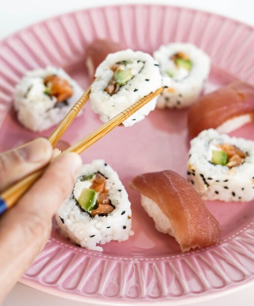 Piatto con pezzi di sushi assortiti