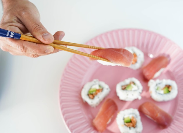 Piatto con pezzi di sushi assortiti