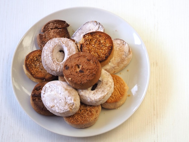 Piatto con polvorones mantecados estepa Dolce natalizio spagnolo tradizionale Vista dall'alto