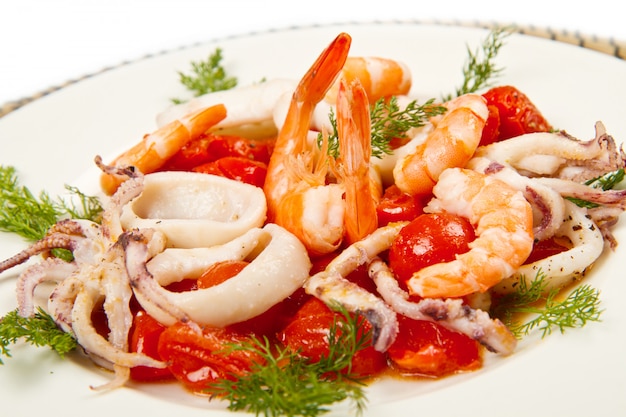 Piatto con pomodori e calamari