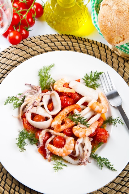 Piatto con pomodori e calamari