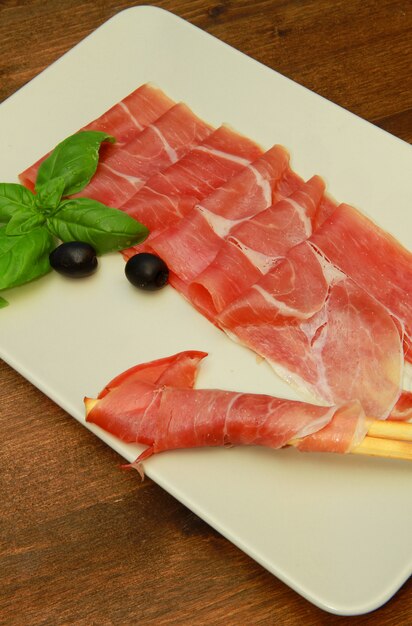 piatto con prosciutto crudo e grissino