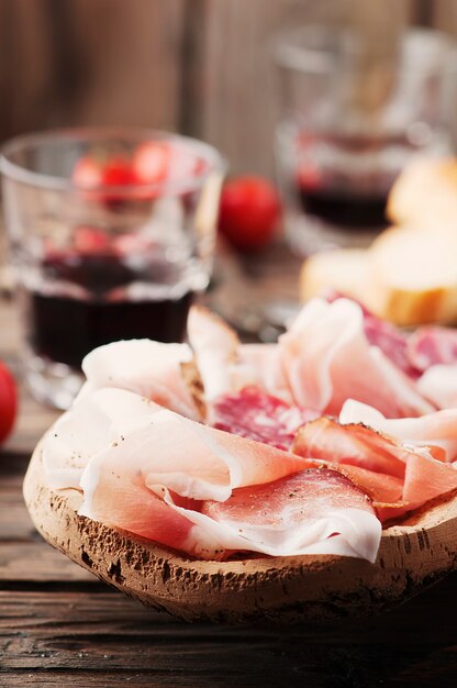 Piatto con prosciutto, pancetta, salame e pane