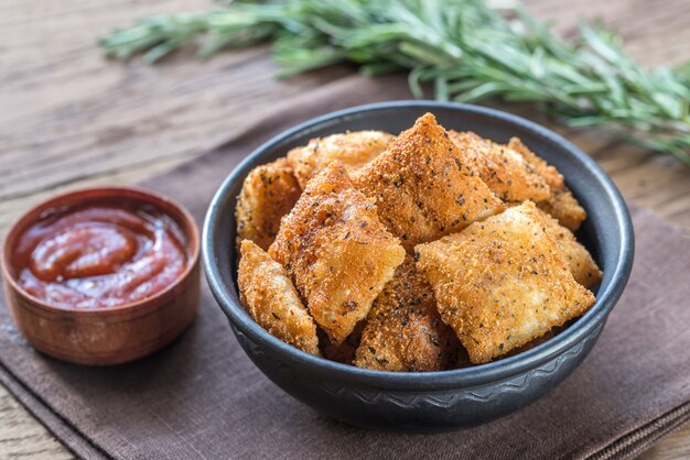 Piatto con ravioli fritti