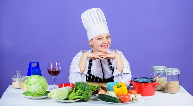 Piatto con ricetta di verdure Cuoco felice che cucina la cena con ricetta di verdure fresche Preparazione di un pasto vegetariano con ricetta di cucina Cuoco carino che segue la ricetta del contorno di verdure