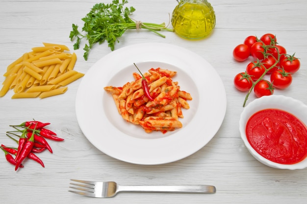 Piatto con salsa di penne e all&#39;arrabbiata