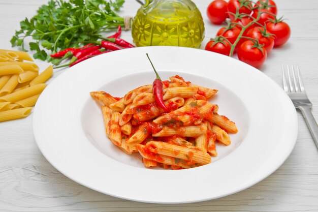 Piatto con salsa di penne e all&#39;arrabbiata