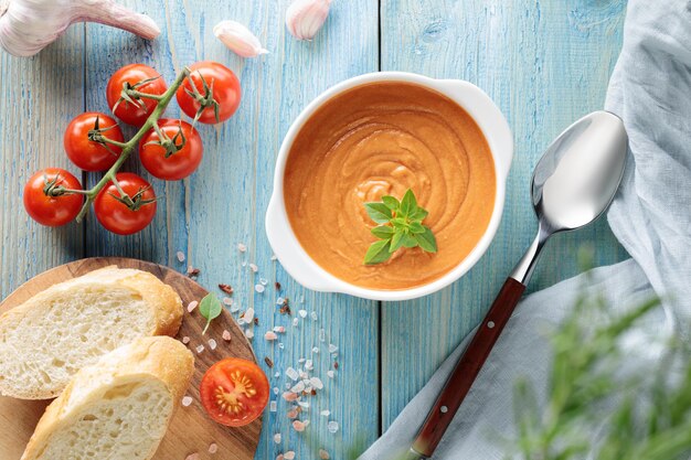 Piatto con salsa di pomodoro fredda spagnola salmorejo, pane e altri ingredienti