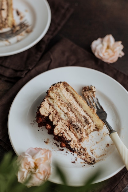 piatto con un pezzo di torta al cioccolato.