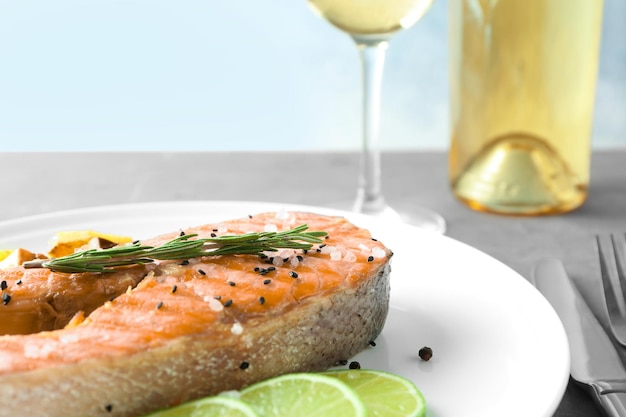 Piatto con una deliziosa bistecca di color salmone sul primo piano della tavola