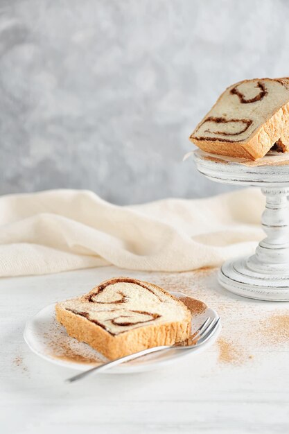 Piatto con una deliziosa torta alla cannella sul tavolo