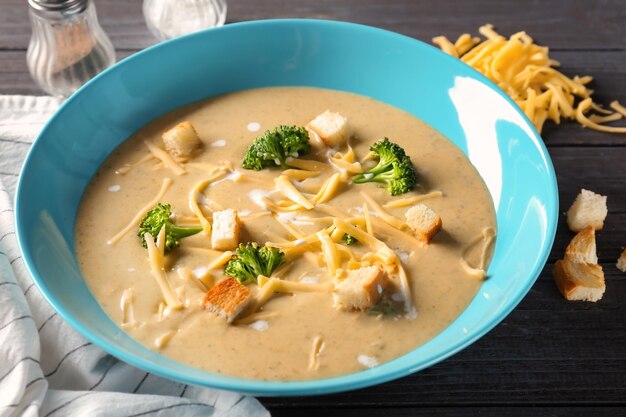 Piatto con zuppa di cheddar di broccoli sul tavolo